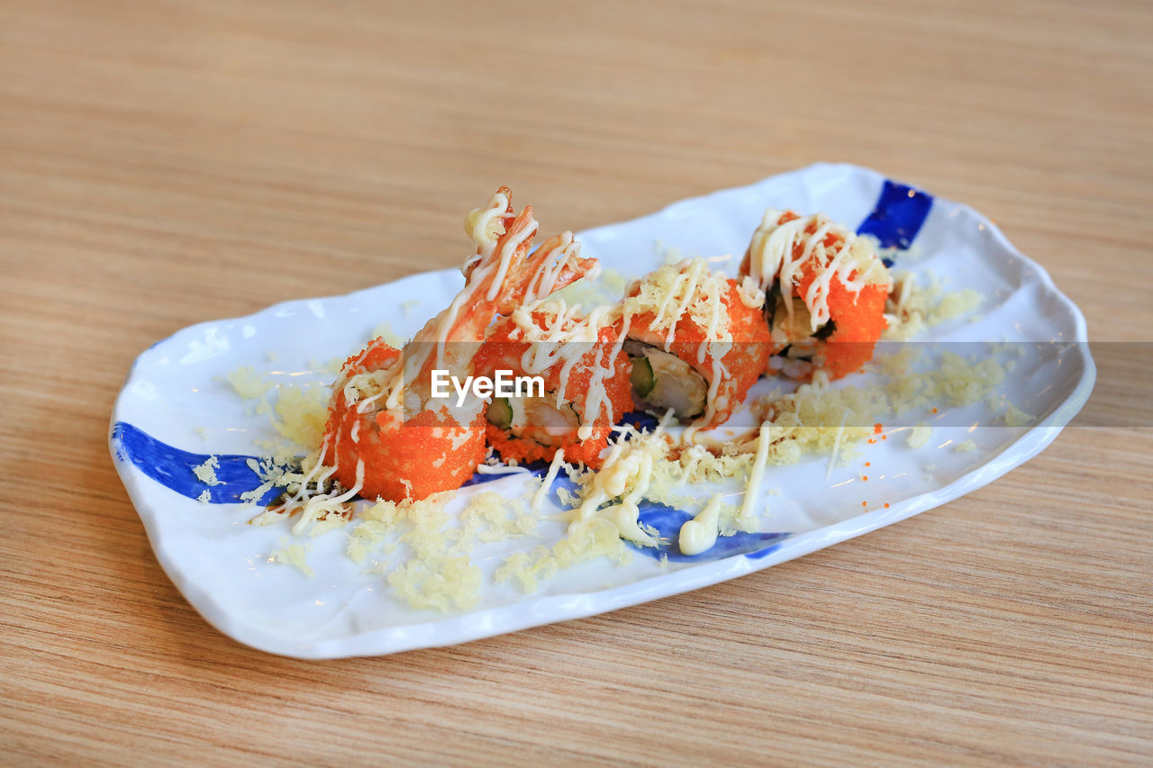 CLOSE-UP OF SUSHI ON TABLE