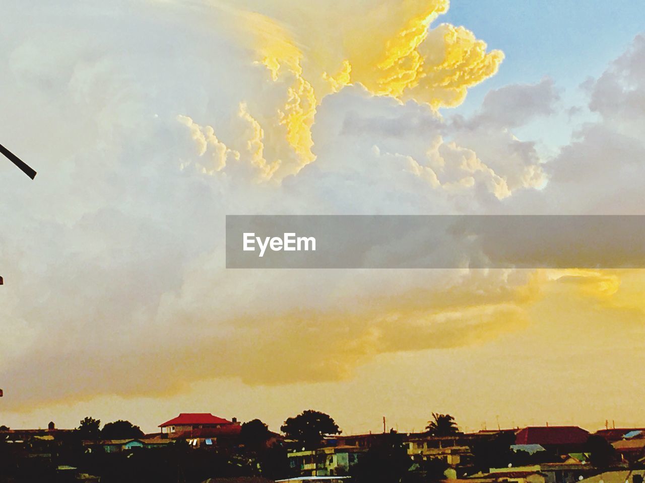 PANORAMIC VIEW OF BUILDINGS AGAINST CLOUDY SKY