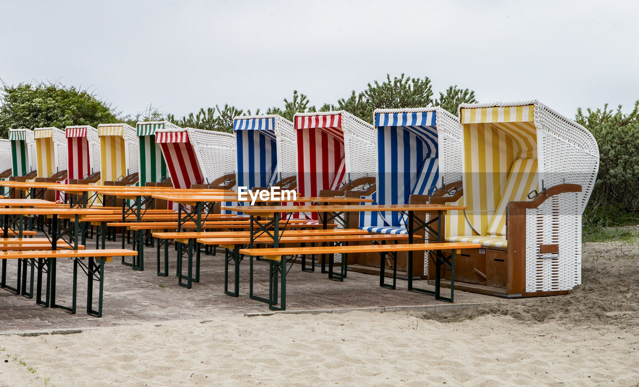 The photo shows several beach chairs with tables and benches in a restaurant on baltrum