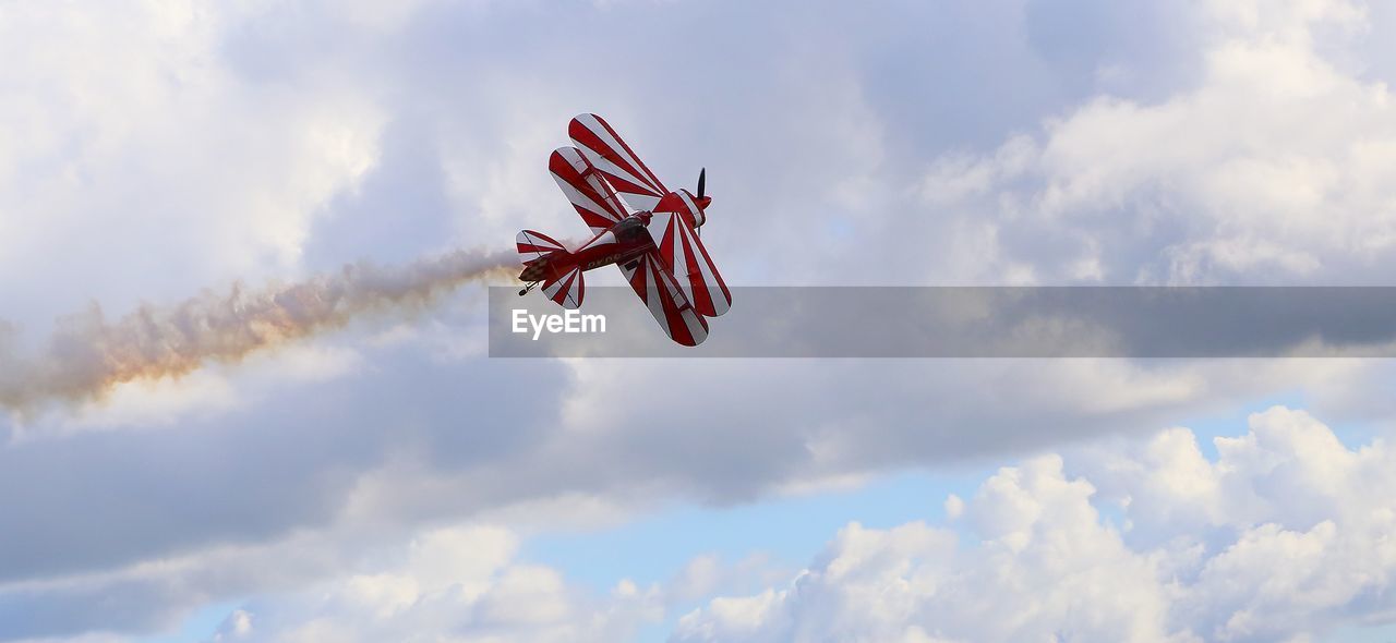 LOW ANGLE VIEW OF AIRPLANE FLYING AGAINST SKY