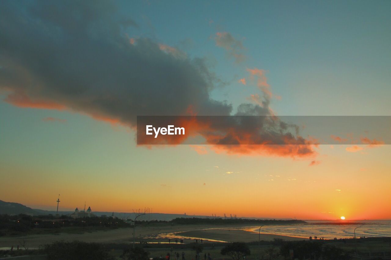 SCENIC VIEW OF SEA AGAINST SKY AT SUNSET