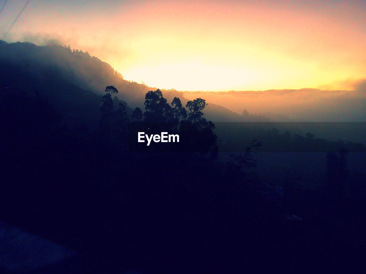 SCENIC VIEW OF SILHOUETTE MOUNTAINS AGAINST SKY DURING SUNSET