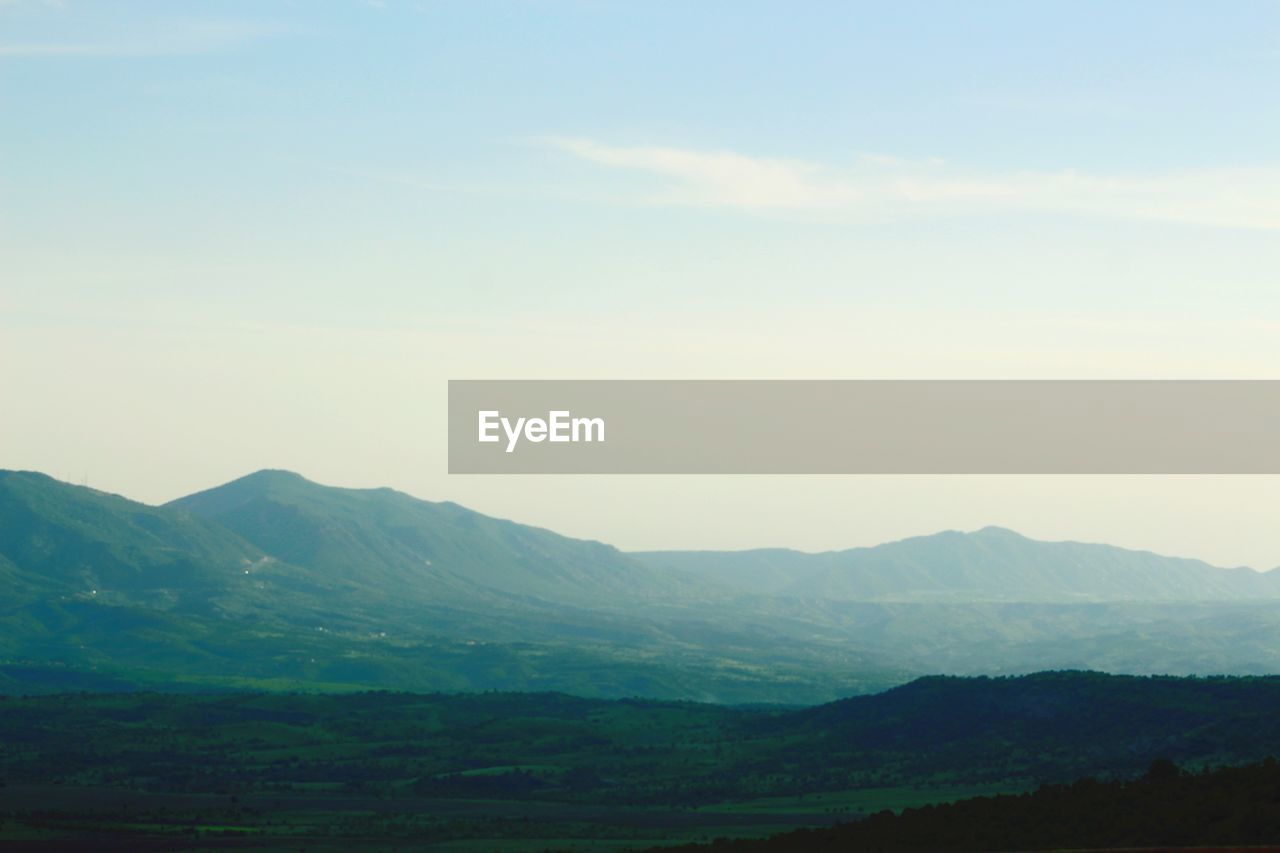 SCENIC VIEW OF MOUNTAIN RANGE AGAINST SKY