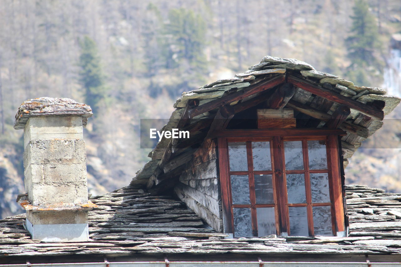 LOW ANGLE VIEW OF OLD BUILDING