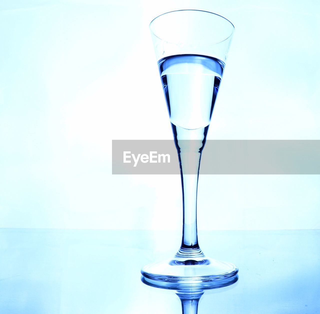 CLOSE-UP OF GLASS OF WATER