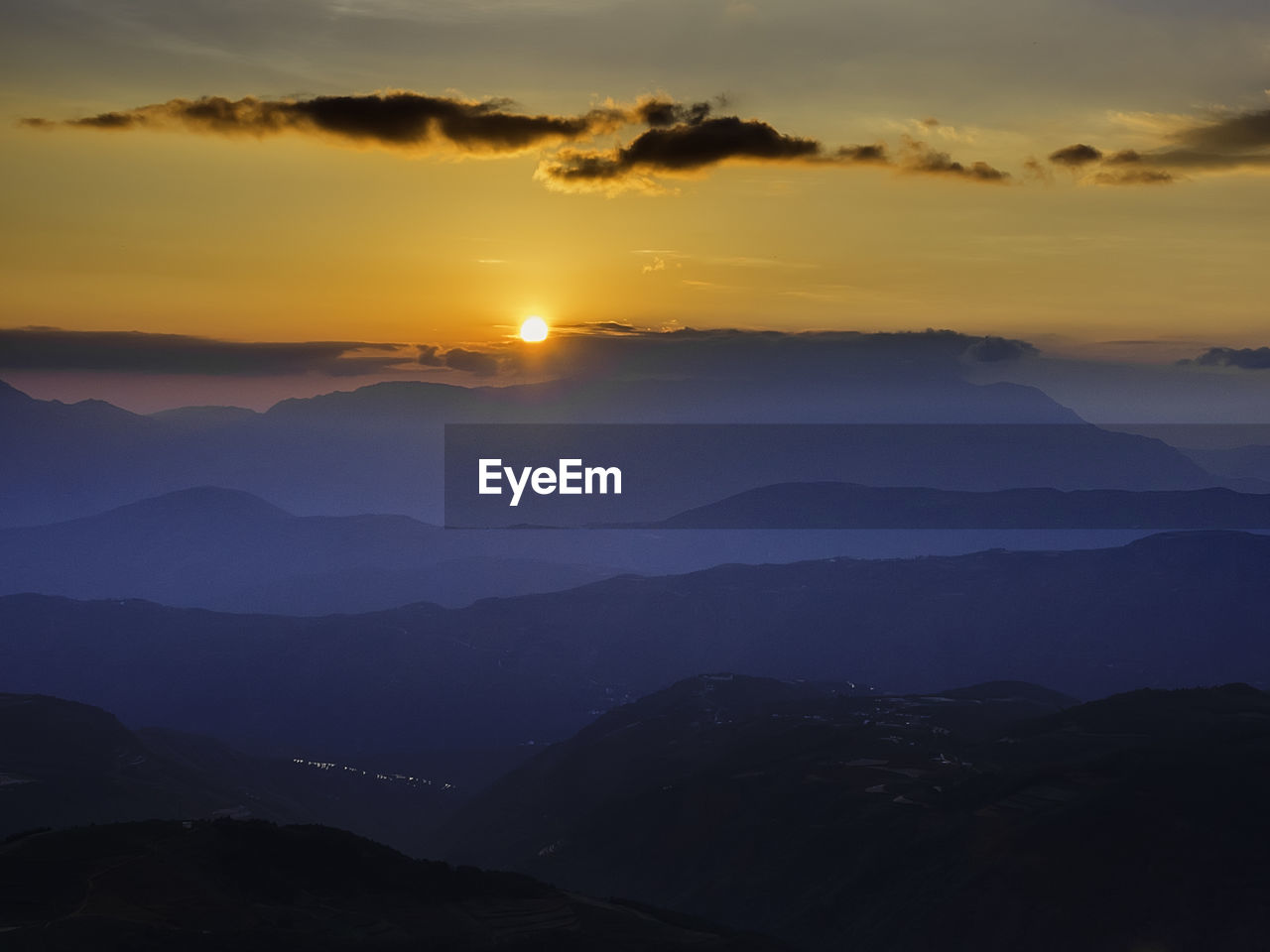 SCENIC VIEW OF SILHOUETTE MOUNTAINS AGAINST SKY