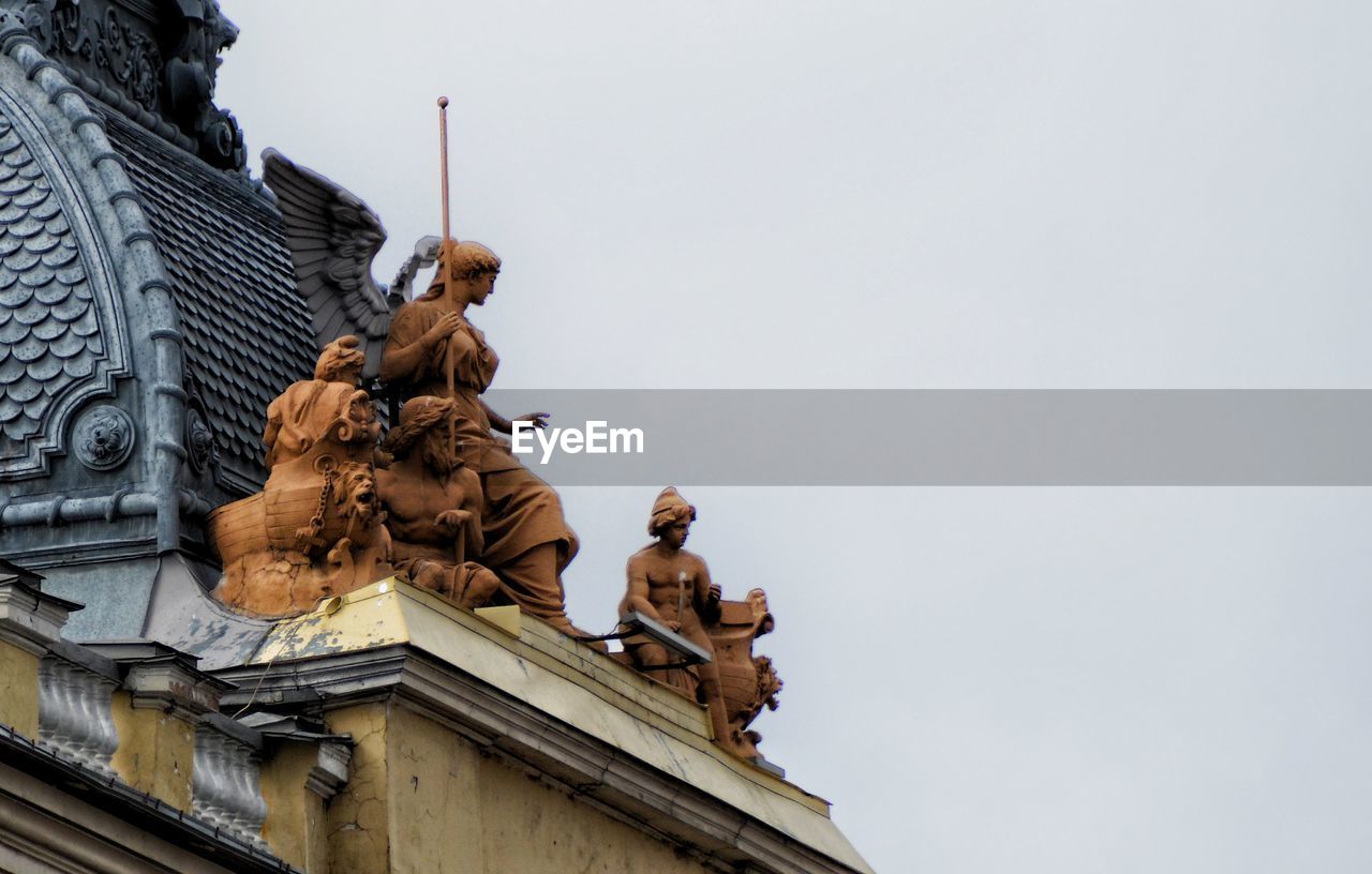 LOW ANGLE VIEW OF STATUE AGAINST SKY