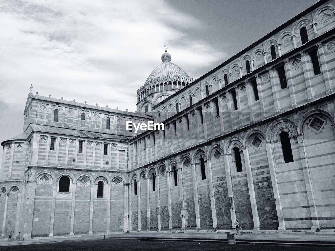 LOW ANGLE VIEW OF HISTORICAL BUILDING AGAINST SKY