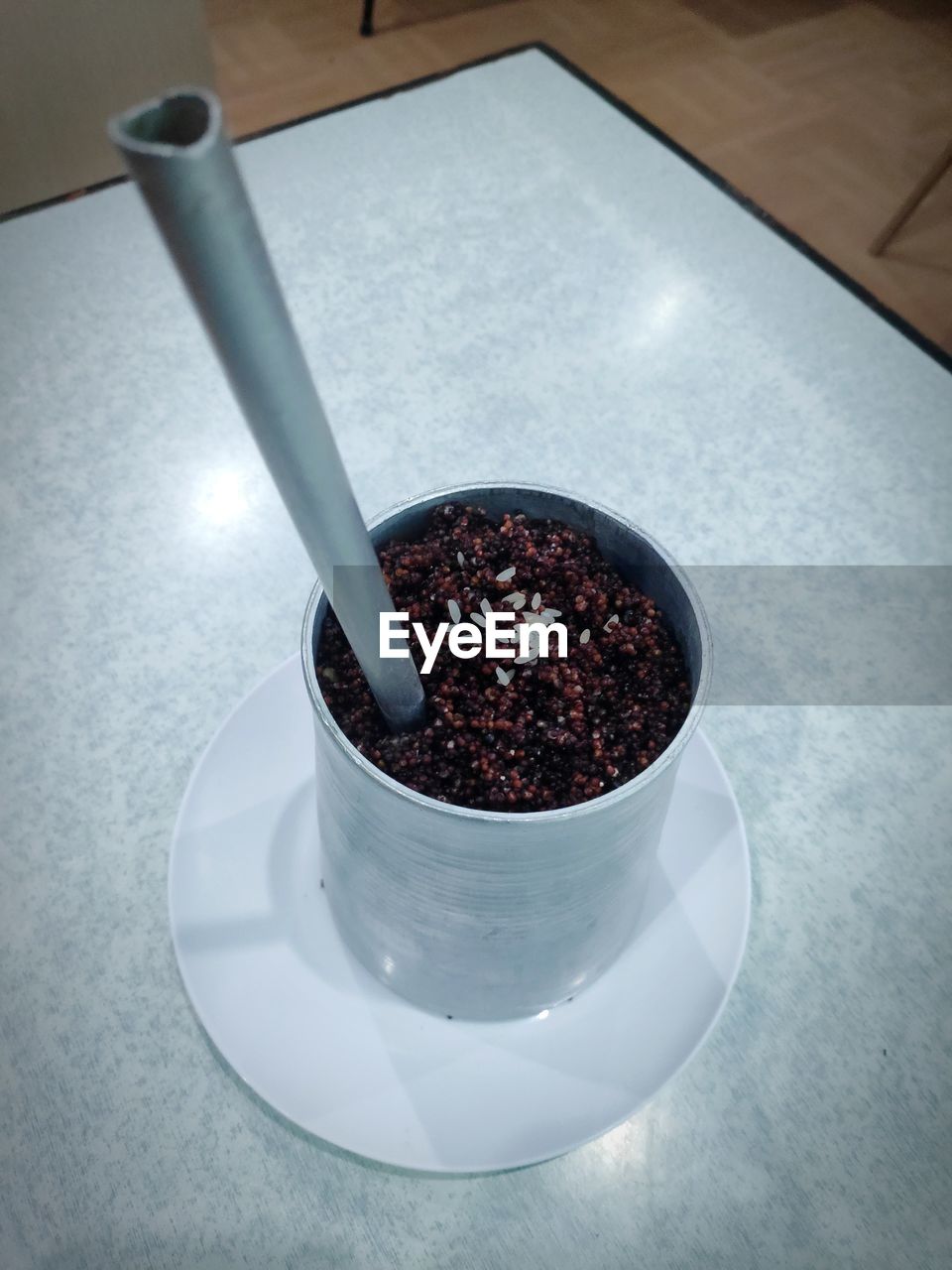 HIGH ANGLE VIEW OF COFFEE IN CONTAINER ON TABLE