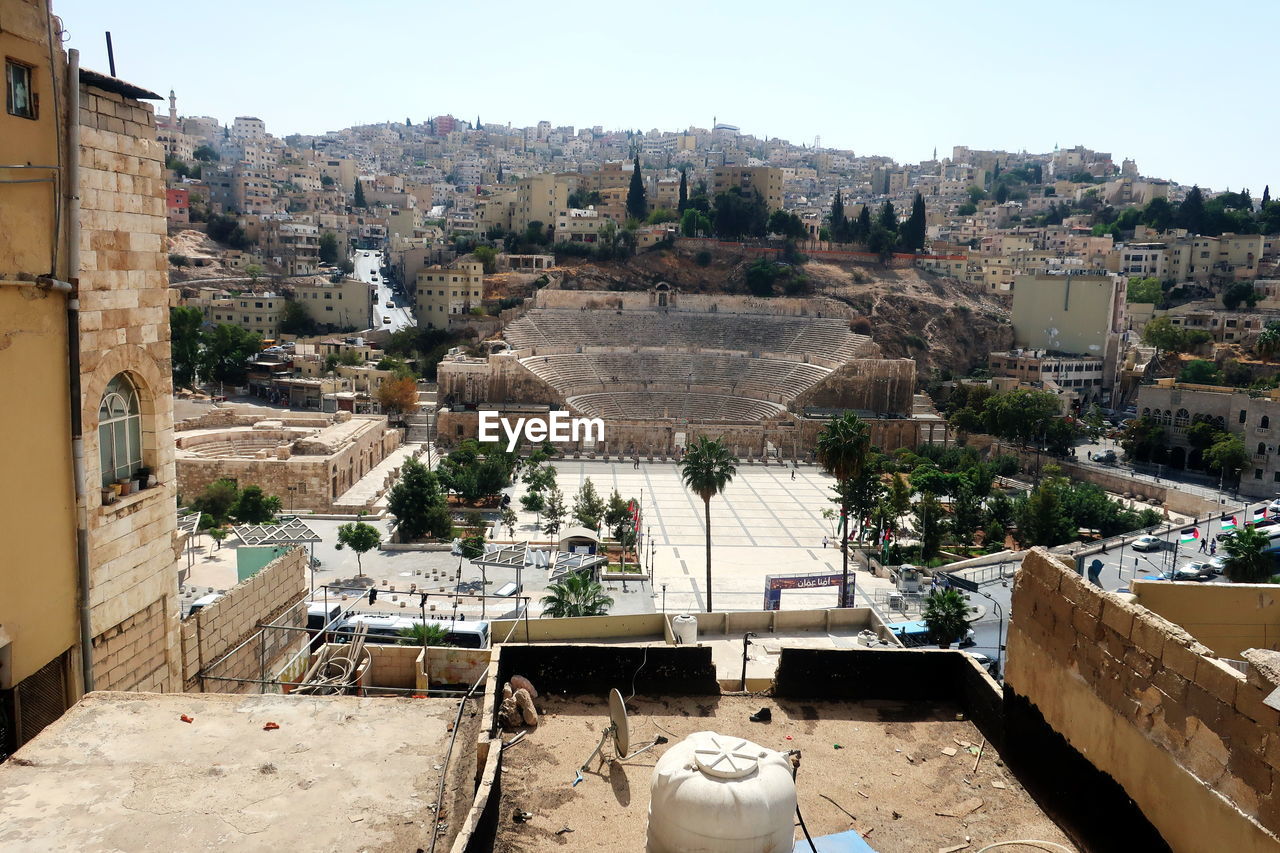 HIGH ANGLE VIEW OF BUILDINGS AGAINST SKY IN TOWN