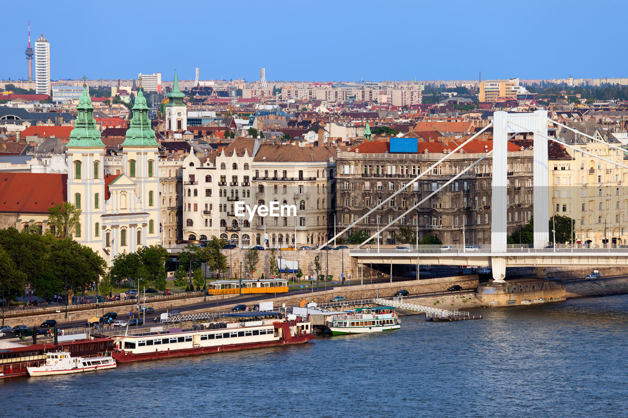 BRIDGE OVER RIVER BY BUILDINGS IN CITY