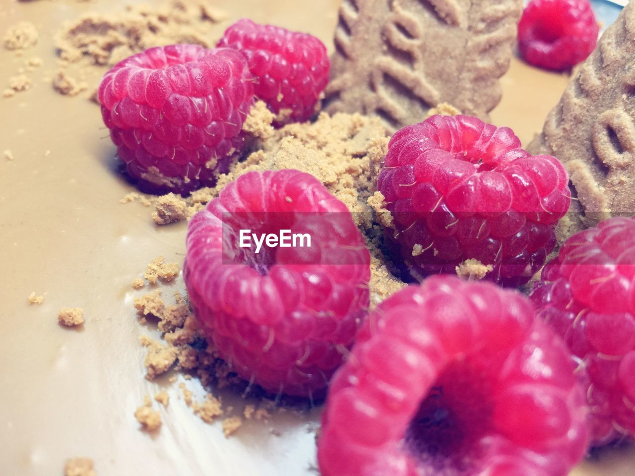 CLOSE-UP OF STRAWBERRIES IN PLATE