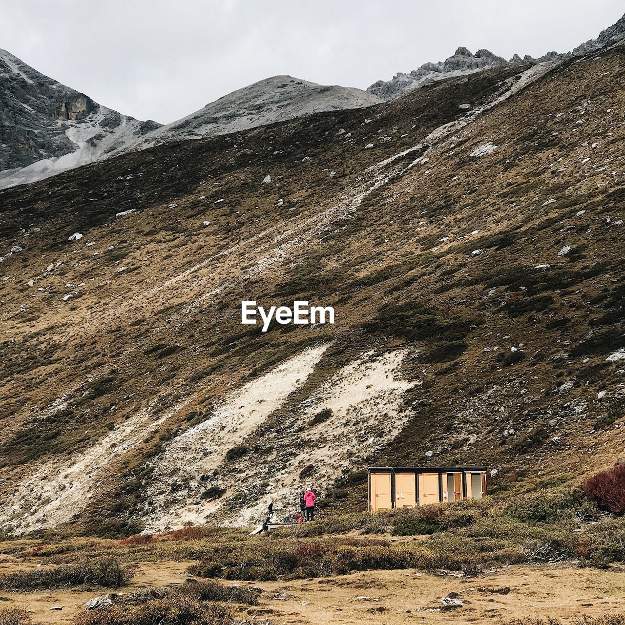 SCENIC VIEW OF LANDSCAPE AGAINST MOUNTAIN RANGE