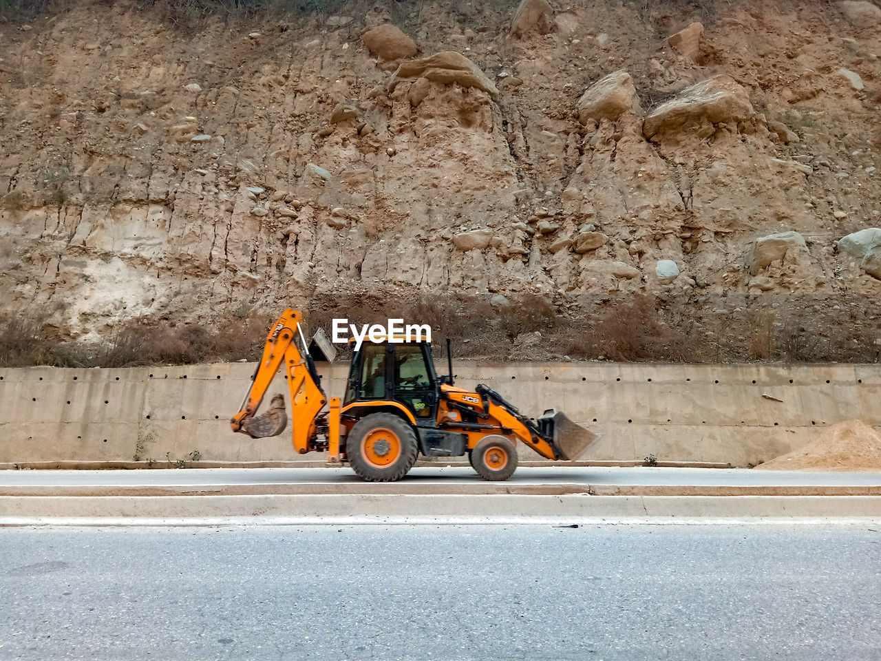 SIDE VIEW OF CONSTRUCTION SITE