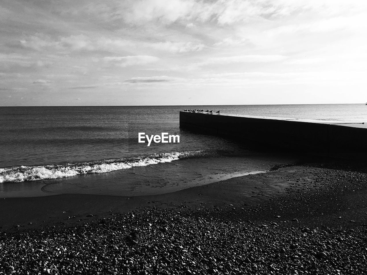 SCENIC VIEW OF SEA AGAINST SKY AT BEACH