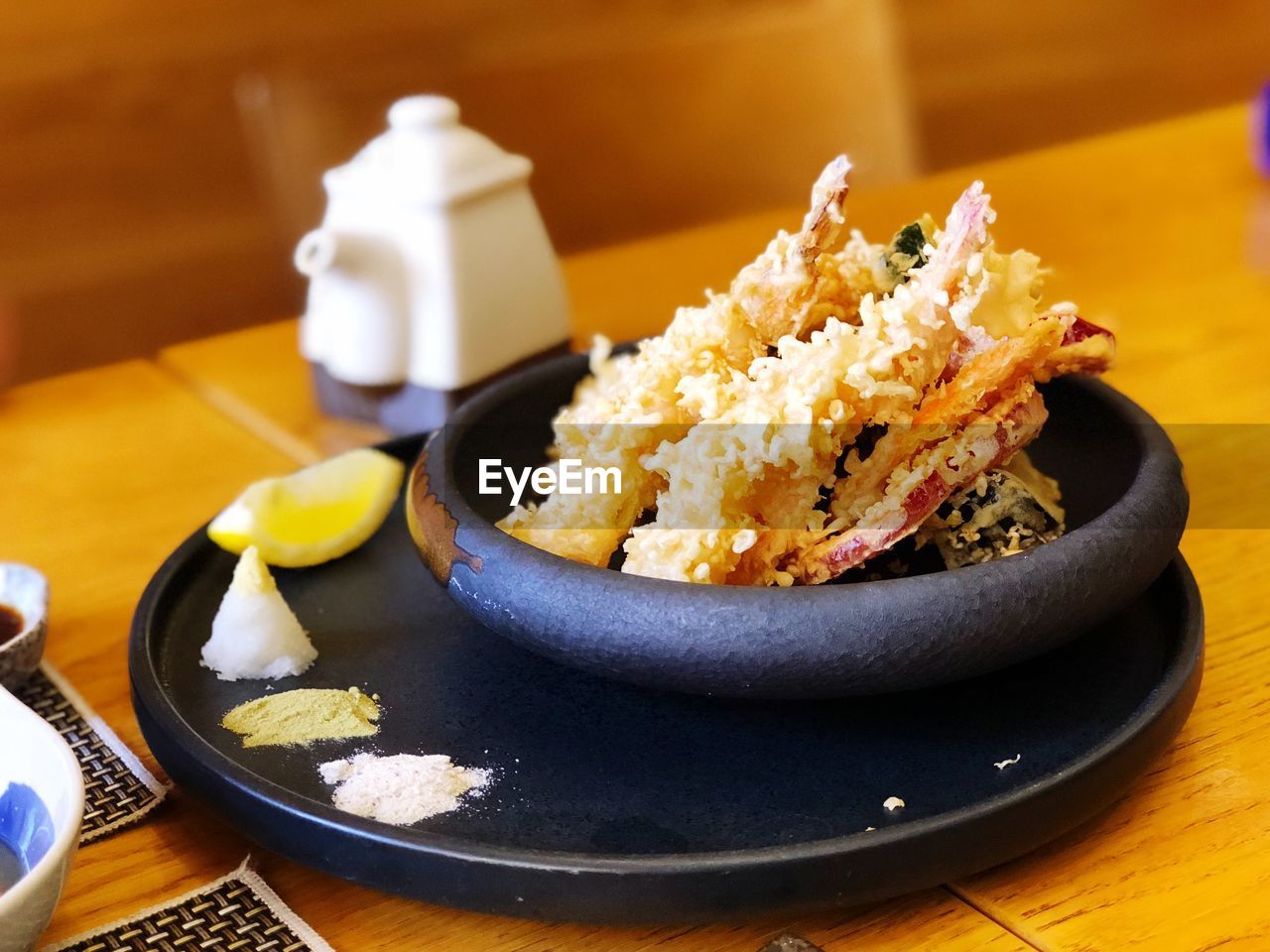 HIGH ANGLE VIEW OF MEAT IN BOWL ON TABLE