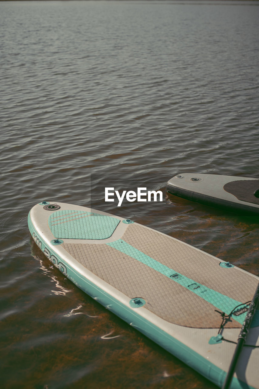 HIGH ANGLE VIEW OF BOAT MOORED ON SEA