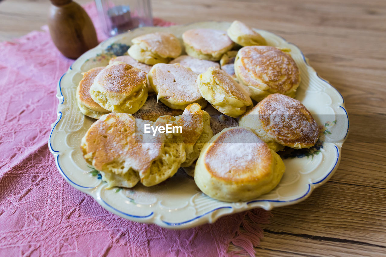 HIGH ANGLE VIEW OF SWEET FOOD ON TABLE