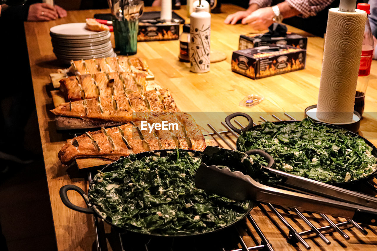 HIGH ANGLE VIEW OF FOOD IN KITCHEN