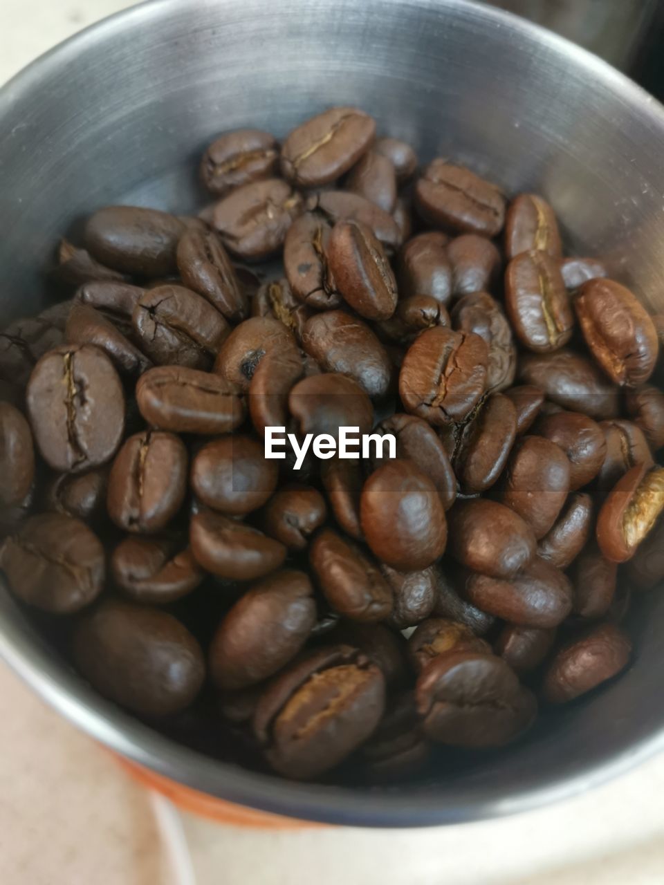 CLOSE-UP OF COFFEE BEANS IN BOWL