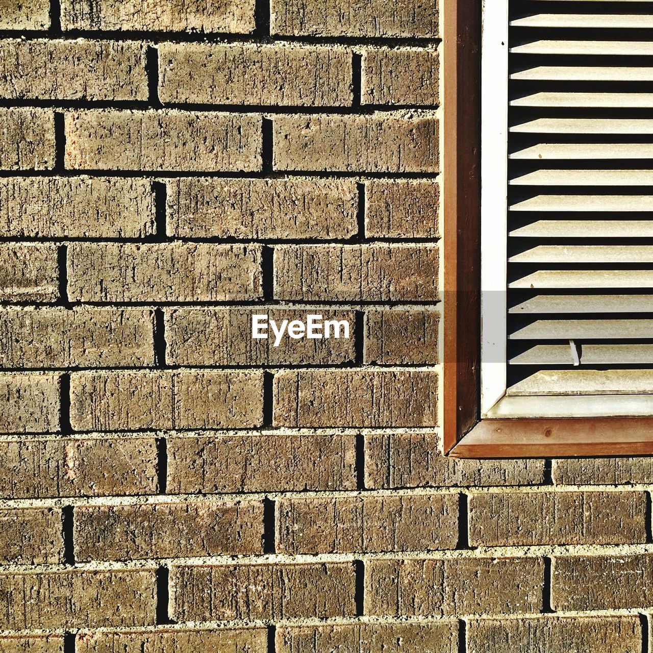 FULL FRAME SHOT OF BRICK WALL OF HOUSE