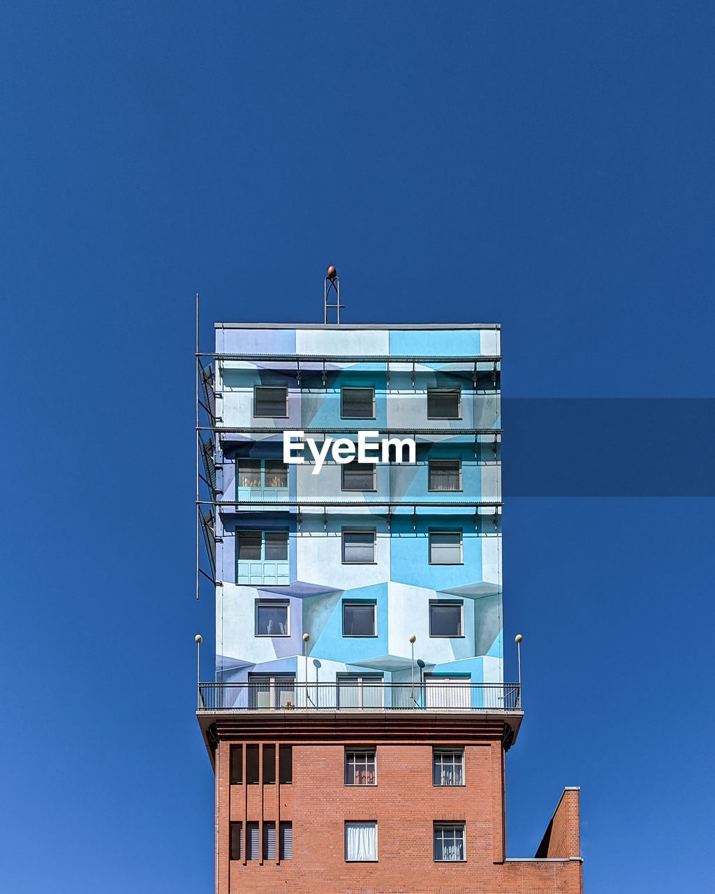 LOW ANGLE VIEW OF BUILDING AGAINST BLUE SKY