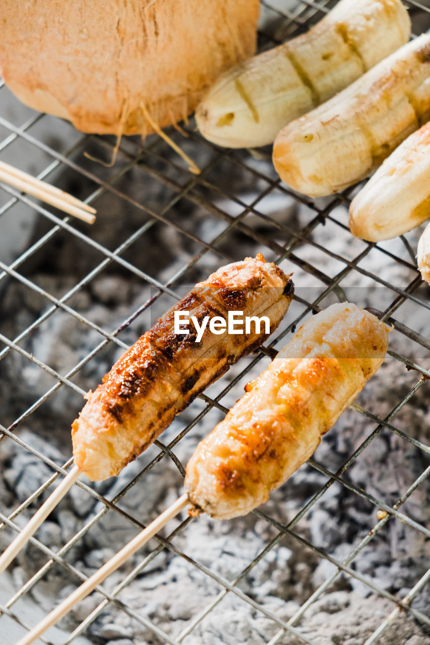 HIGH ANGLE VIEW OF MEAT ON GRILL