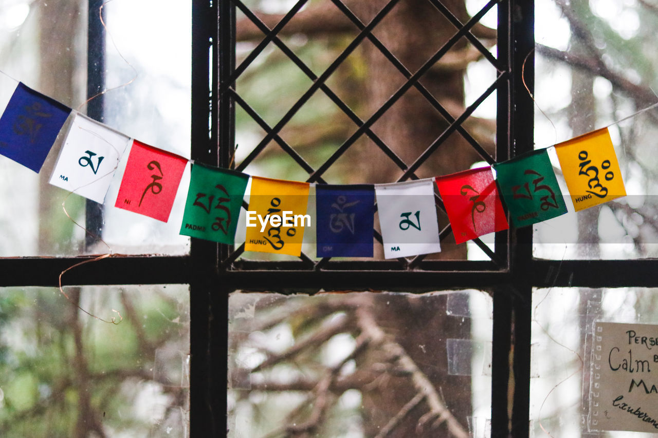 CLOSE-UP OF MULTI COLORED GLASS WINDOW