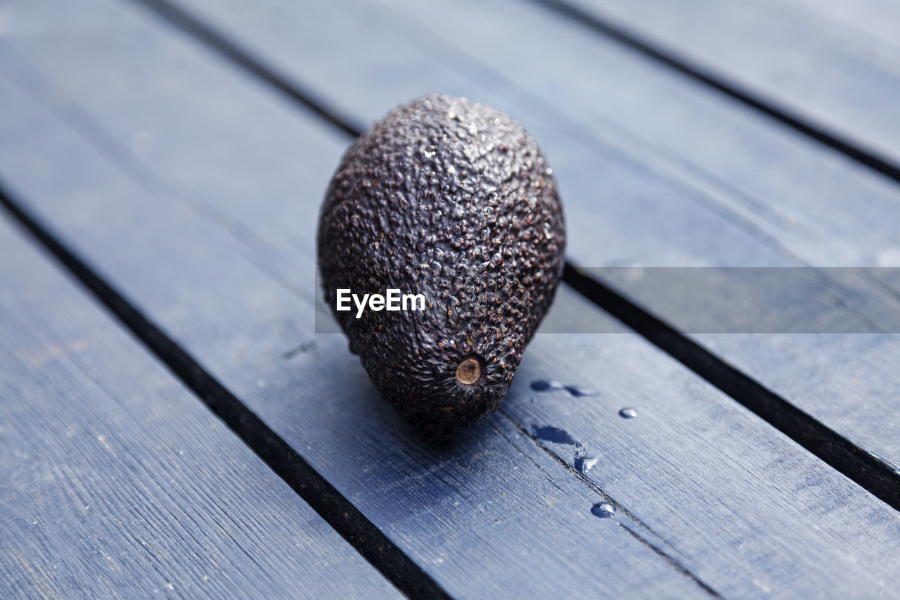 An avocado ready to be cut up