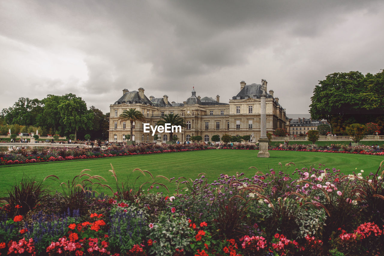 VIEW OF GARDEN WITH BUILDINGS IN BACKGROUND