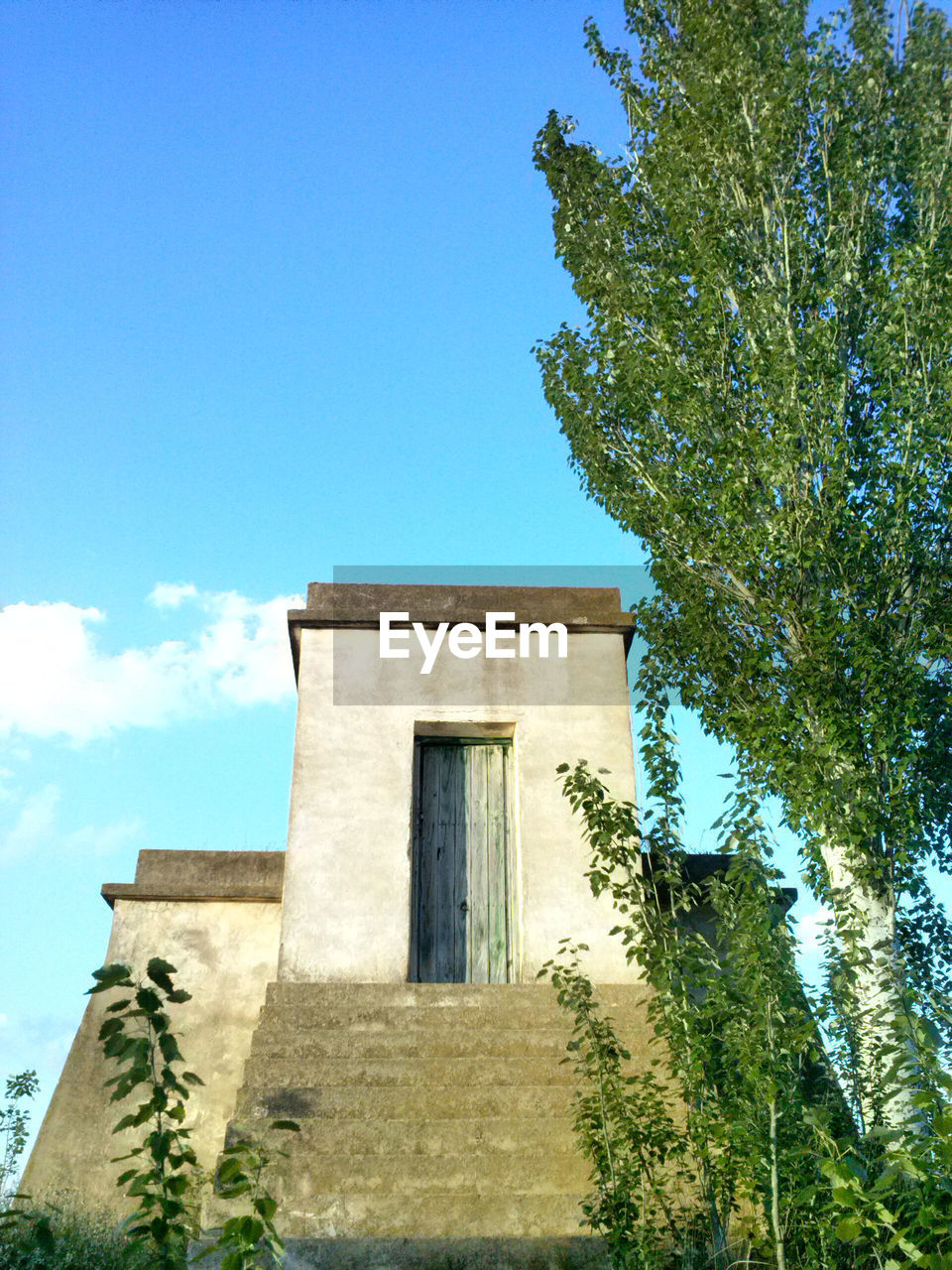 LOW ANGLE VIEW OF BUILT STRUCTURE AGAINST BLUE SKY