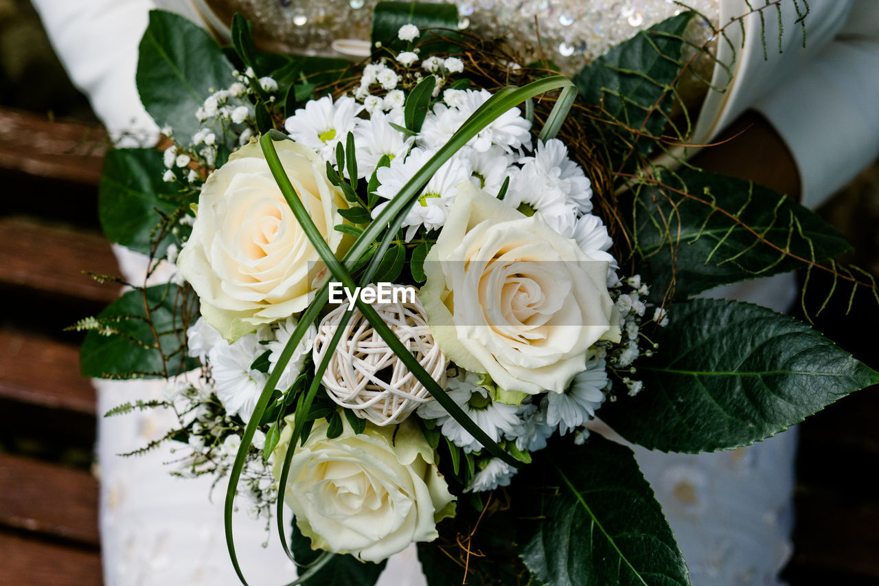 CLOSE-UP OF ROSE BOUQUET