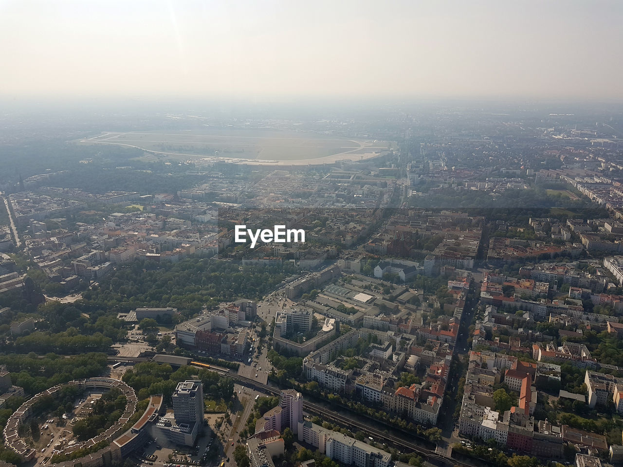 HIGH ANGLE VIEW OF BUILDINGS AGAINST SKY IN CITY