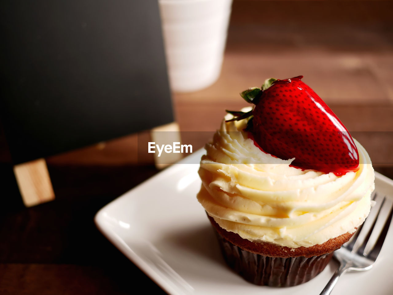 CLOSE-UP OF CAKE IN PLATE