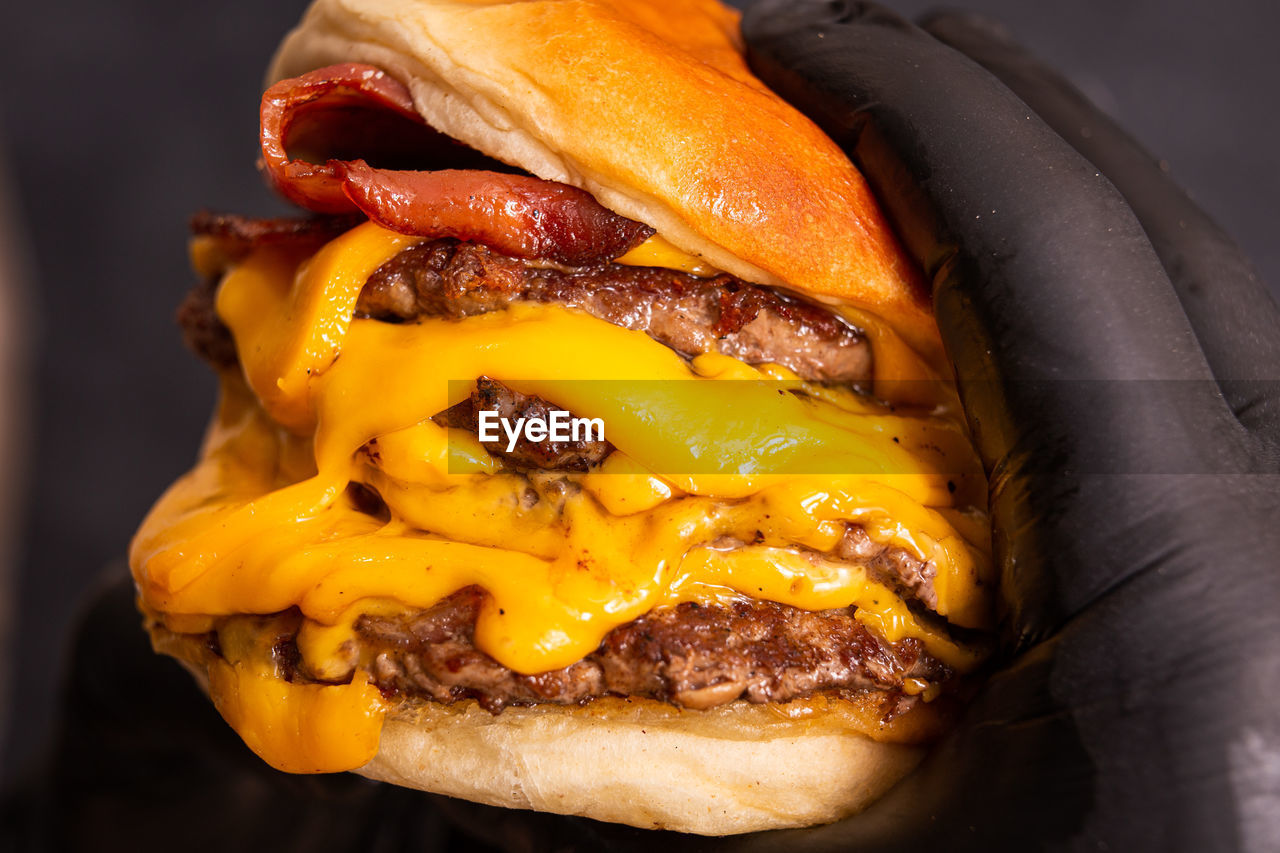 CLOSE-UP OF BURGER ON PLATE