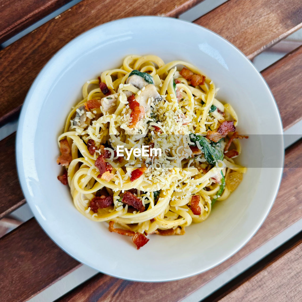 Bacon and mushroom linguine with spinach and thyme