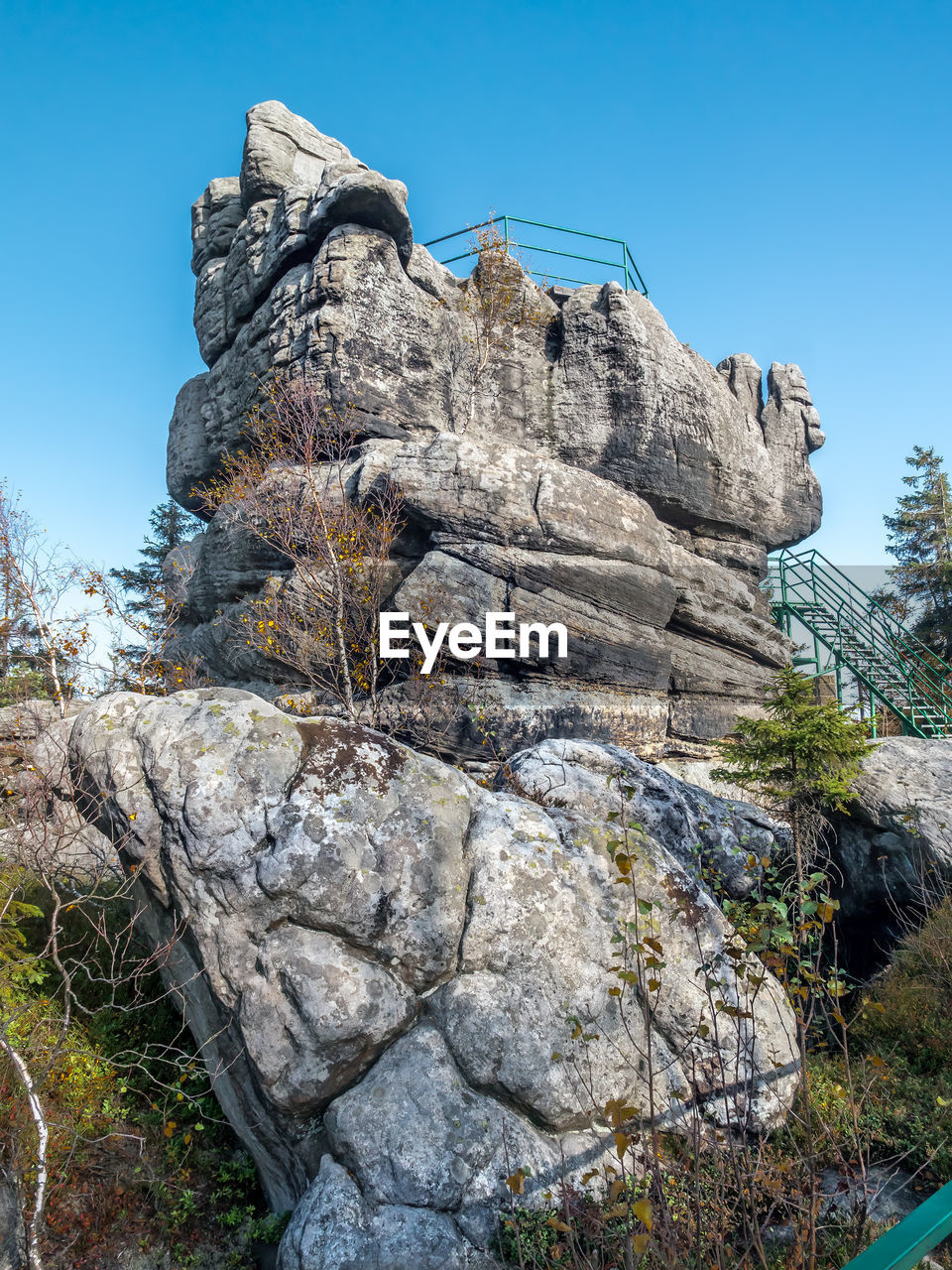 LOW ANGLE VIEW OF ROCK AGAINST SKY