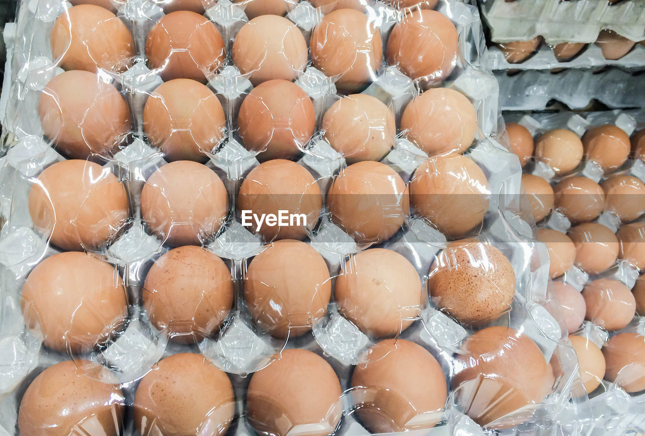 FULL FRAME SHOT OF EGGS IN CONTAINER