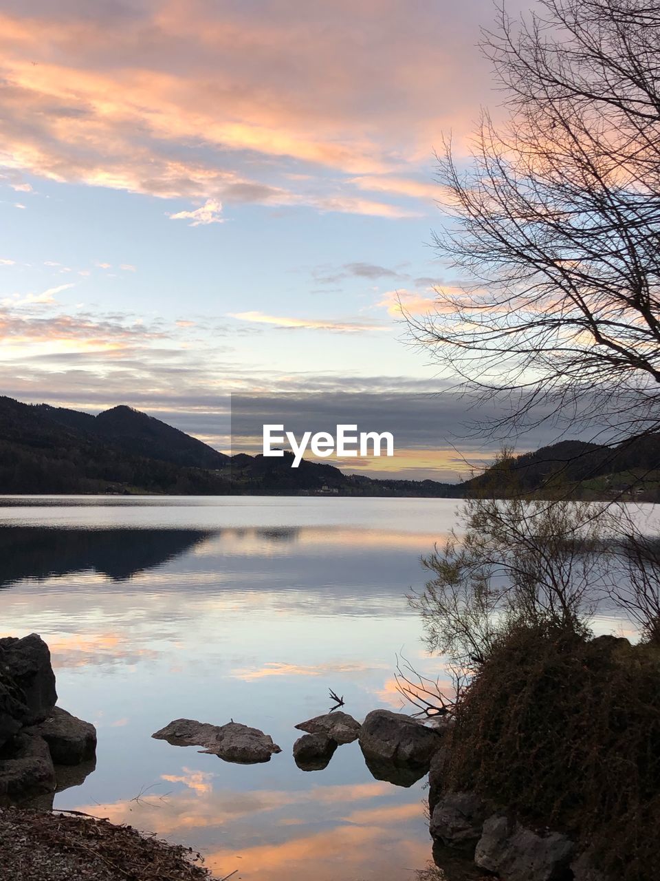 SCENIC VIEW OF LAKE BY MOUNTAINS AGAINST SKY