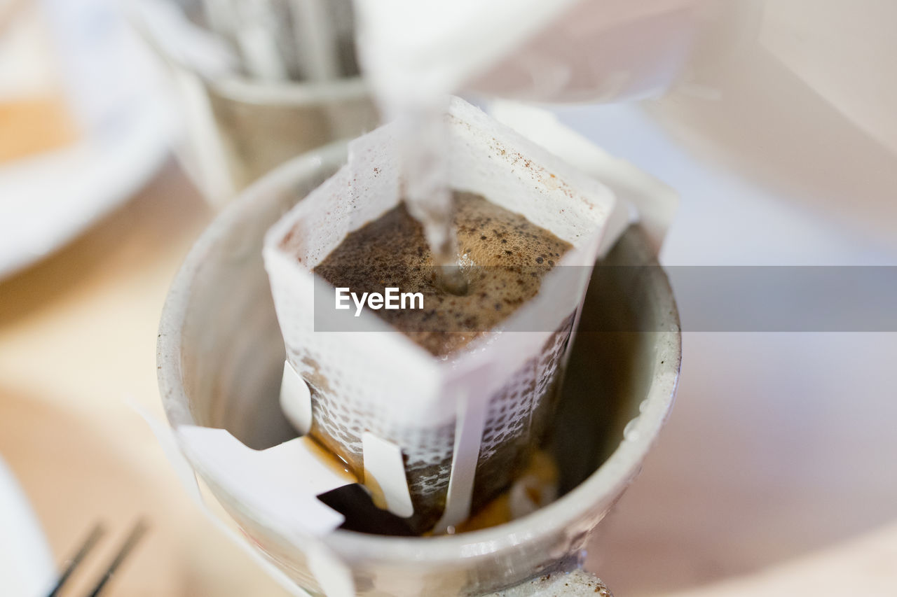 HIGH ANGLE VIEW OF COFFEE IN CUP