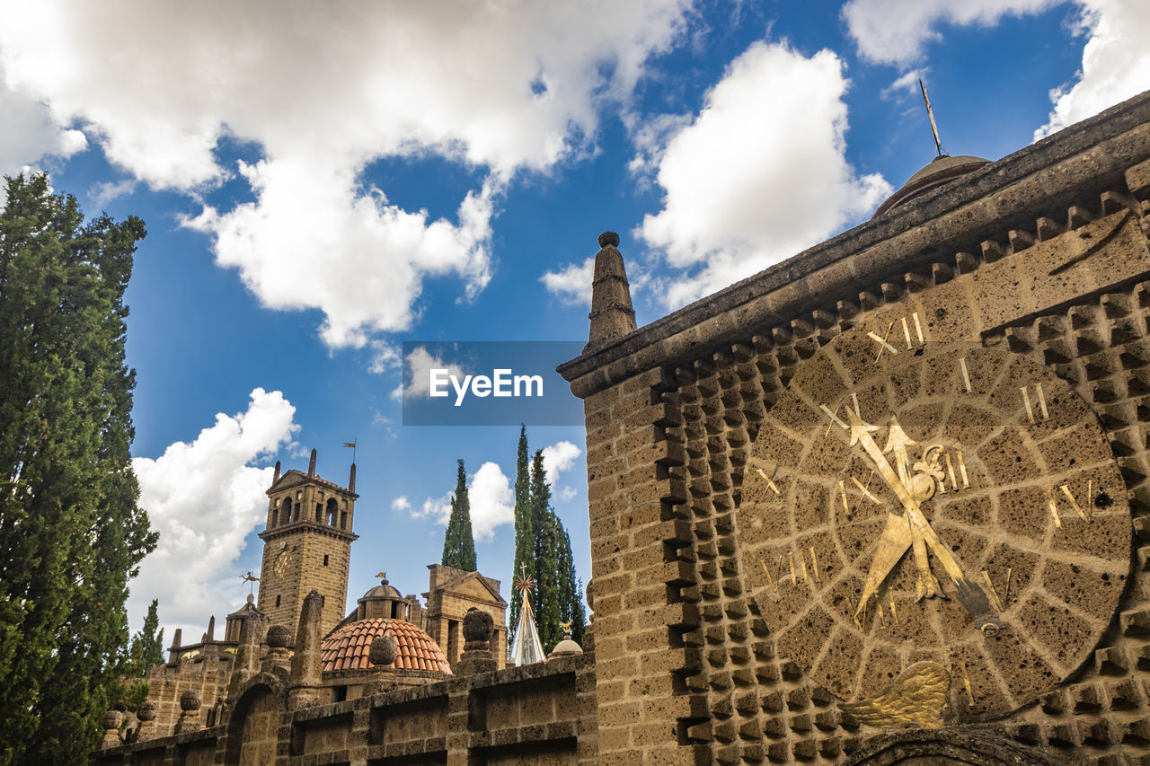 LOW ANGLE VIEW OF HISTORIC BUILDING AGAINST SKY