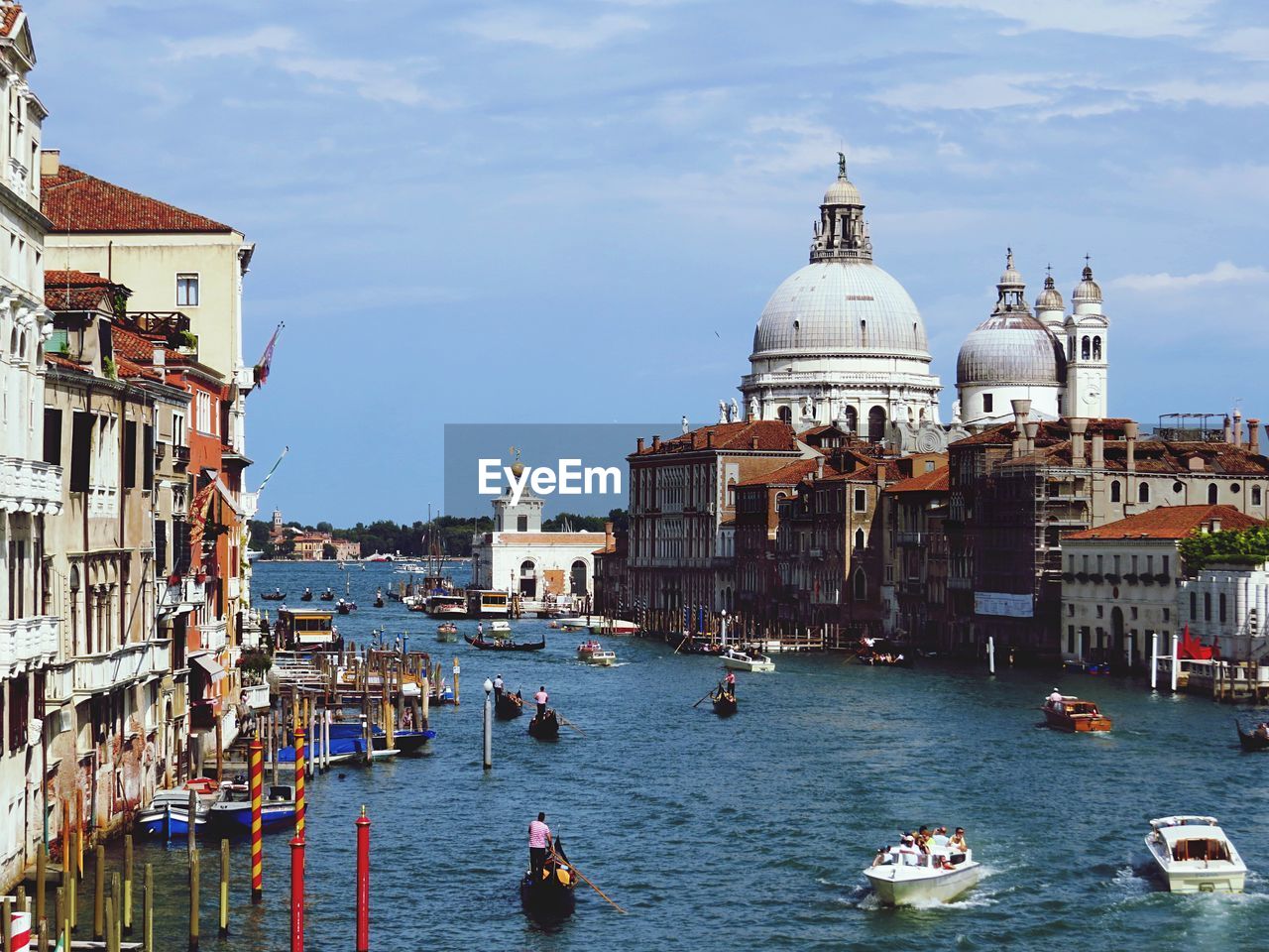 Boats sailing on grand canal against sky