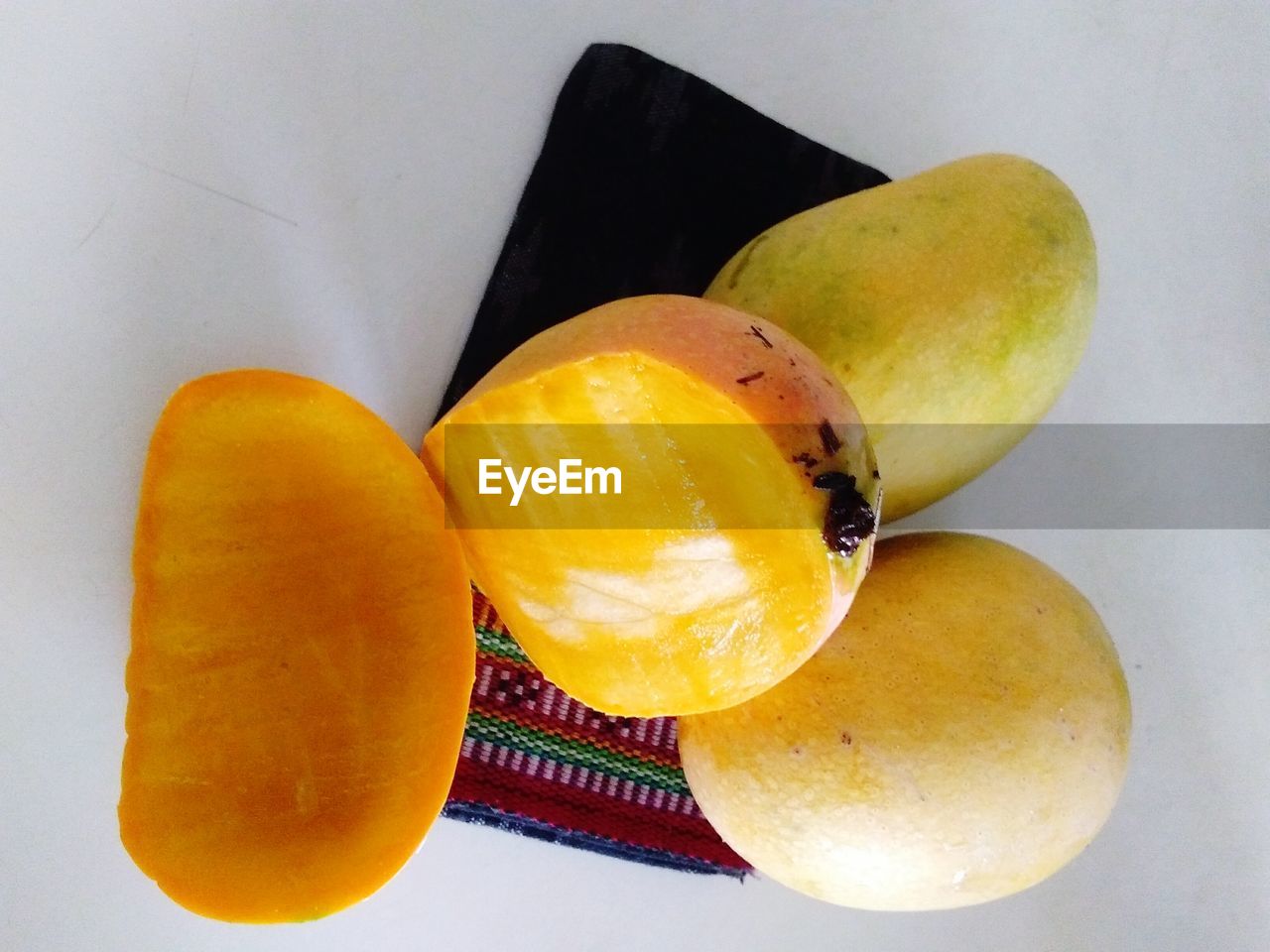 HIGH ANGLE VIEW OF ORANGES ON TABLE AGAINST WHITE BACKGROUND