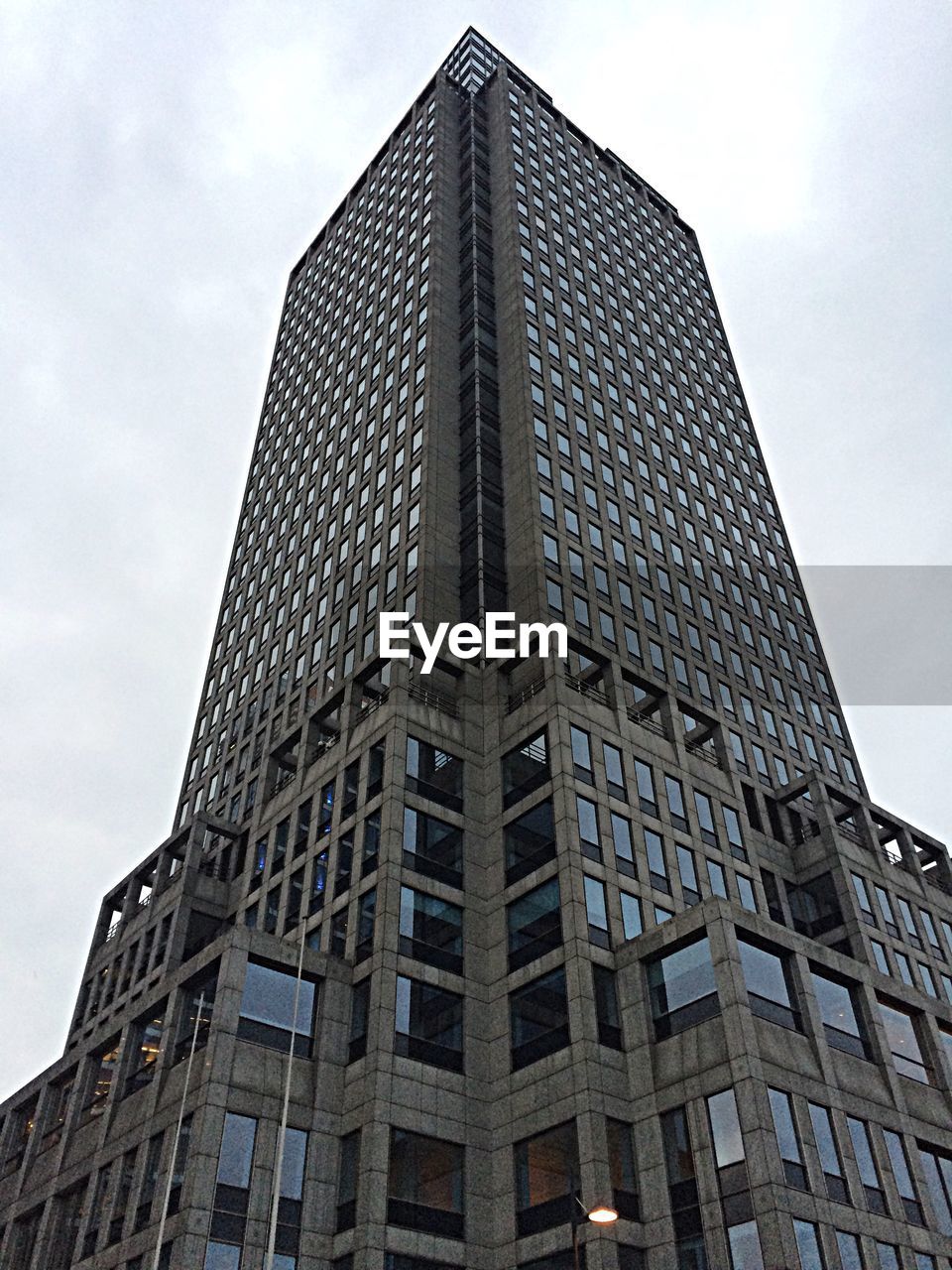 LOW ANGLE VIEW OF MODERN BUILDINGS AGAINST SKY