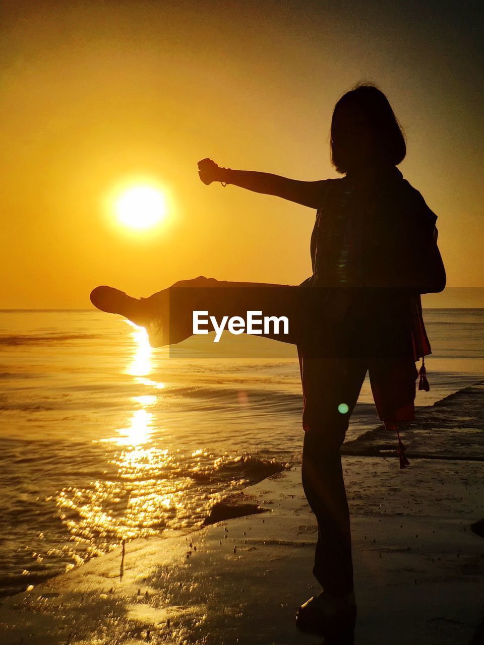 SILHOUETTE WOMAN ON BEACH DURING SUNSET