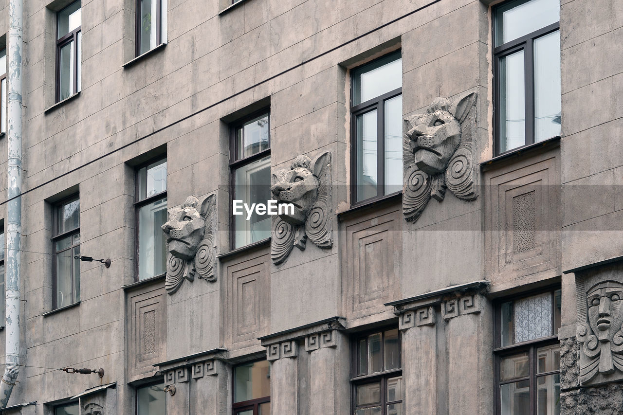 LOW ANGLE VIEW OF STATUES ON BUILDING