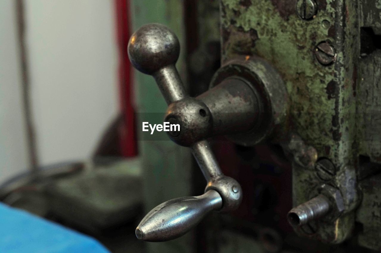 CLOSE-UP OF RUSTY METAL CHAIN ON DOOR