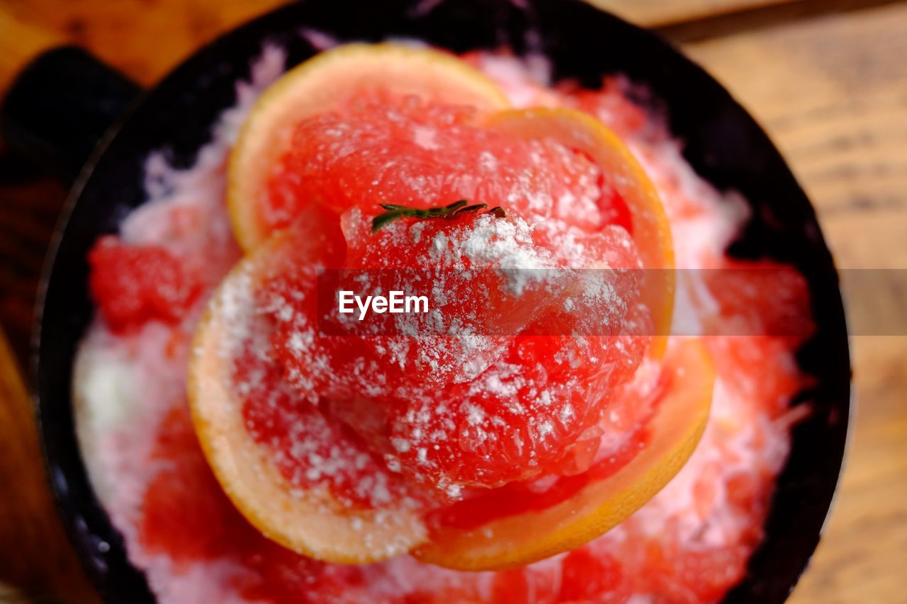 CLOSE-UP OF STRAWBERRY SLICES