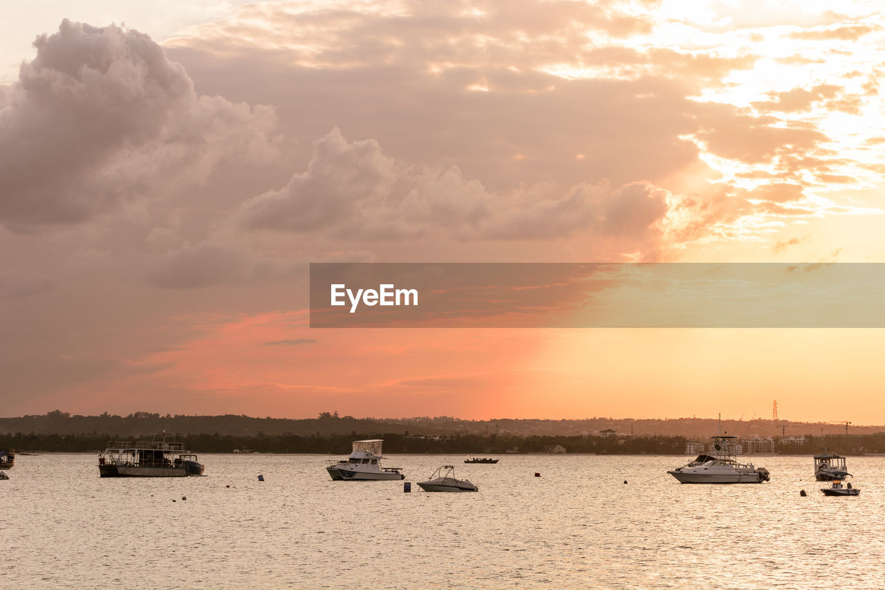 SCENIC VIEW OF SEA AGAINST SKY AT SUNSET