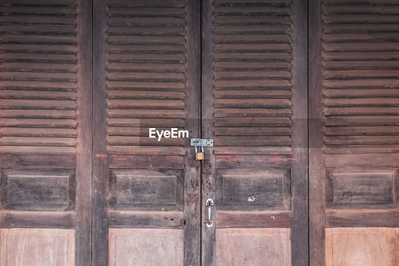 FULL FRAME SHOT OF CLOSED DOOR OF OLD BUILDING